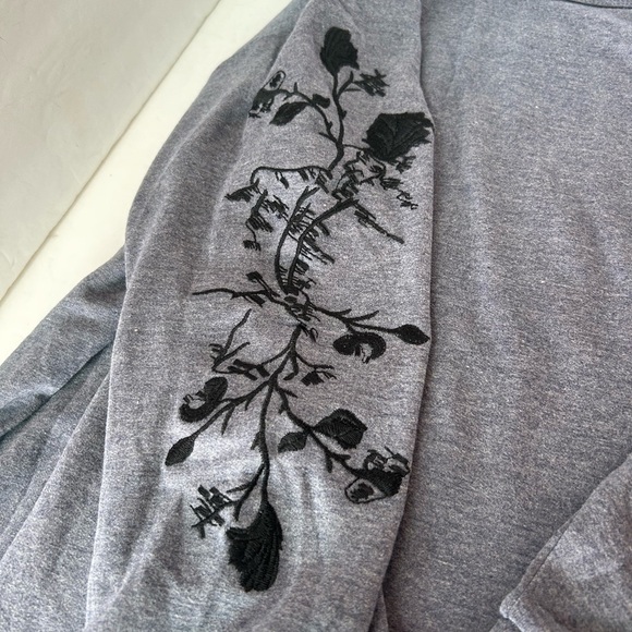 Simply Vera Wang NWT Soft Knit Top Floral Embroidery on Sleeves - Picture 7 of 7